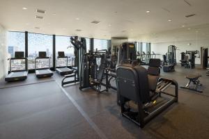 Posilňovňa alebo fitness centrum v ubytovaní BELLUSTAR TOKYO, A Pan Pacific Hotel