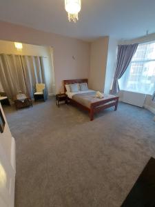 A bed or beds in a room at Inn By The Sea, Portsmouth - EN SUITE Rooms with or without Sea View