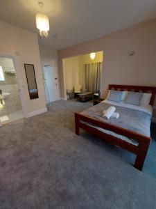 A bed or beds in a room at Inn By The Sea, Portsmouth - EN SUITE Rooms with or without Sea View