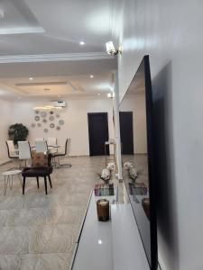 ein Wohnzimmer mit einem Tisch und Stühlen in der Unterkunft Dvyne Lux Home - Off Ikeja in Ikeja