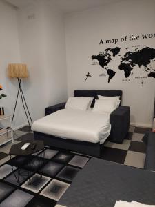 um quarto com uma cama com um mapa do mundo na parede em Santa Luzia Center na Ribeira Grande