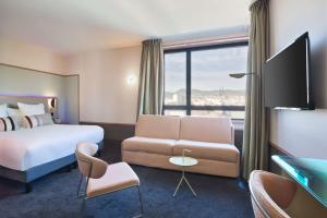 Uma TV ou centro de entretenimento em Aiden by Best Western Clermont-Ferrand Hotel & Spa