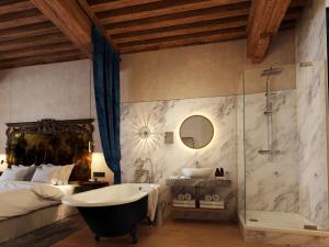 Cour des Loges Lyon, A Radisson Collection Hotel tesisinde bir banyo