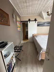 um pequeno quarto com uma cama e uma mesa em Villa les Buissonets em Berck-sur-Mer