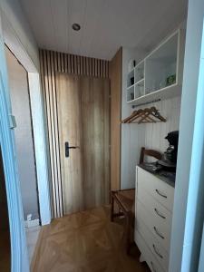 uma cozinha com uma porta de madeira num quarto em Villa les Buissonets em Berck-sur-Mer