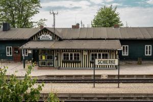 uma estação de comboios com um sinal em frente em Pension zum Hexenstieg em Schierke