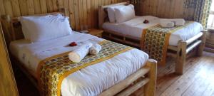 Cama ou camas em um quarto em Keije Resort Bunyonyi