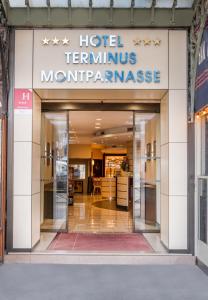 un ingresso a un appartamento di montagna Torremolinos di Hotel Terminus Montparnasse a Parigi