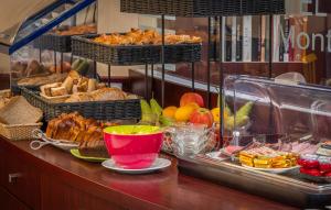 un buffet di pane e dolci su un bancone di Hotel Terminus Montparnasse a Parigi