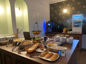 uma mesa com um monte de comida em Logis HOTEL DU PARC em Pont-à-Mousson