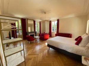 Cama ou camas em um quarto em Logis HOTEL DU PARC