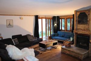 A seating area at Alpina Lodge Chalet By Valdiski