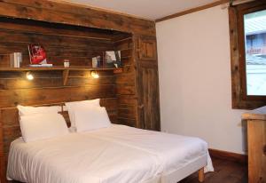 A bed or beds in a room at Alpina Lodge Chalet By Valdiski