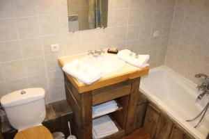 A bathroom at Alpina Lodge Chalet By Valdiski