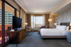 Katil atau katil-katil dalam bilik di The Worthington Renaissance Fort Worth Hotel