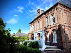 Béthencourt-sur-MerLe Manoir de la belle epoque的一座蓝色天空的古老砖屋