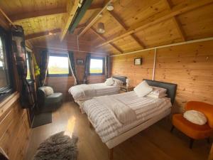 Una cama o camas en una habitación de Carrowkeel Cabin