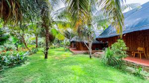 Taman di luar Me Bungalow Beach Resort