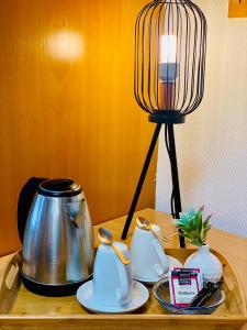 Comodidades para preparar café e chá em Hotel La Ferté