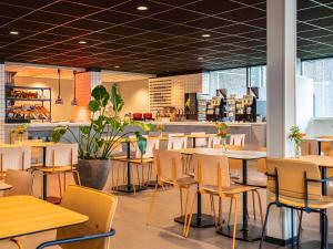 ibis budget Amsterdam Airport tesisinde bir restoran veya yemek mekanı