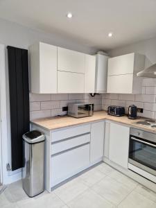 Virtuve vai virtuves zona naktsmītnē Stylish 2 bed home- short walk to Tottenham Stadium/Stations