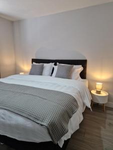 Gulta vai gultas numurā naktsmītnē Stylish 2 bed home- short walk to Tottenham Stadium/Stations