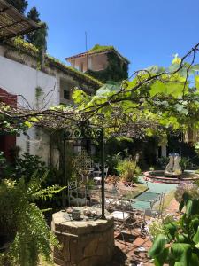 een tuin met een zwembad en een gebouw bij Fortin de Santa Rosa in Atlántida