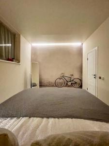 een slaapkamer met een bed met een fiets erin bij Апартаменти Underground&SPA in Lviv