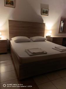 - une chambre avec un grand lit et 2 oreillers dans l'établissement Lovely Bosnian Home, à Mostar