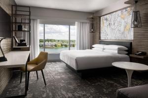 - une chambre avec un lit, un bureau et une fenêtre dans l'établissement Marriott Indianapolis North, à Indianapolis