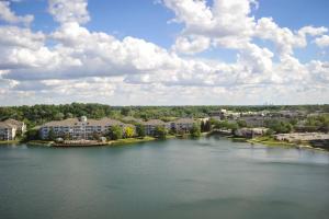 Vue aride d'une rivière avec des maisons et des condos dans l'établissement Marriott Indianapolis North, à Indianapolis