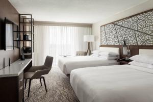 Katil atau katil-katil dalam bilik di Marriott Orlando Airport Lakeside