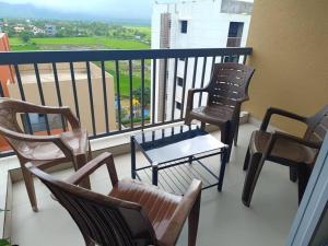 Balcony o terrace sa Cozy Home near Bhavali Dam