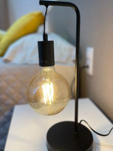 una lampadina seduta sopra un tavolo di Nice Apartment 2 Bedrooms Well Connected a Cornellà de Llobregat