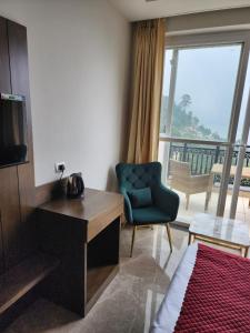 Et sittehjørne på LUXE RESORTS - CENTRALLY HEATED AIR CONDITIONED HOTEL in THE HEART OF KASAULI