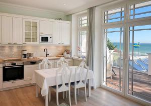 Una cocina o kitchenette en Villa Svanen am Meer