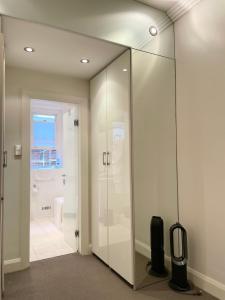 bagno con cabina doccia in vetro. di Stylish apartment in the heart of Potts Point a Sydney