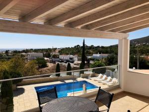 patio con vista sulla piscina di Vila Lana - Heated pool - Sea view - Two independent floors a Faro