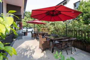 Градина пред Hangzhou Ziwei Boutique Homestay