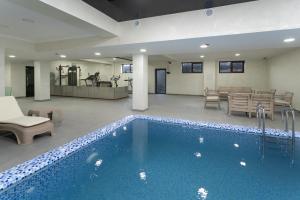 Бассейн в Rayyan Hotel & SPA Tashkent или поблизости