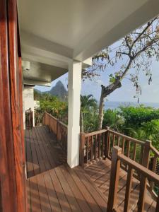 - une terrasse couverte offrant une vue sur l'océan dans l'établissement Moringa Villa Studio 2, à Soufrière