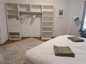 Stylish, cosy flat close to Cologne City Center房間的床