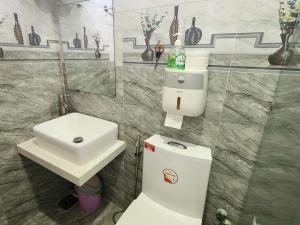 y baño con aseo y lavamanos. en Sena home 3*3*Near Danang Dragon bridge*Han river, en Da Nang