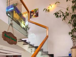 Una escalera en una casa con una planta en Sena home 3*3*Near Danang Dragon bridge*Han river, en Da Nang