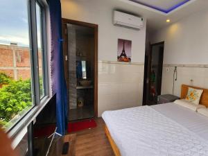 1 dormitorio con cama y ventana grande en Sena home 3rd-Near Danang Dragon bridge-Han river, en Da Nang