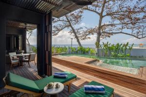 widok na ocean z pokładu willi w obiekcie Sumitra Luxury Villas A Pramana Experience w mieście Sanur