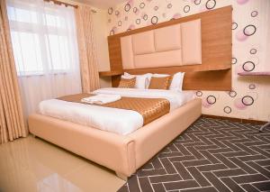 Havan Furnished Apartment-Milimani N9 tesisinde bir odada yatak veya yataklar