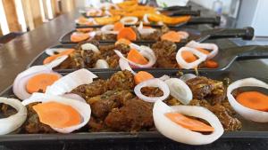 una fila de bandejas de comida en una mesa en Wow Farm House, en Auroville