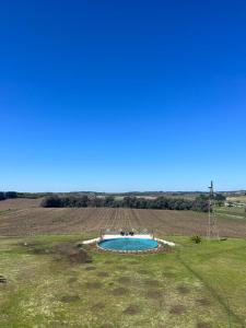 une petite piscine au milieu d'un champ dans l'établissement ROCCHETTA HOTEL BOUTIQUE, à Sierra de los Padres