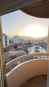 balcone con vista sulla città di Kula apartman - Novi Pazar a Novi Pazar